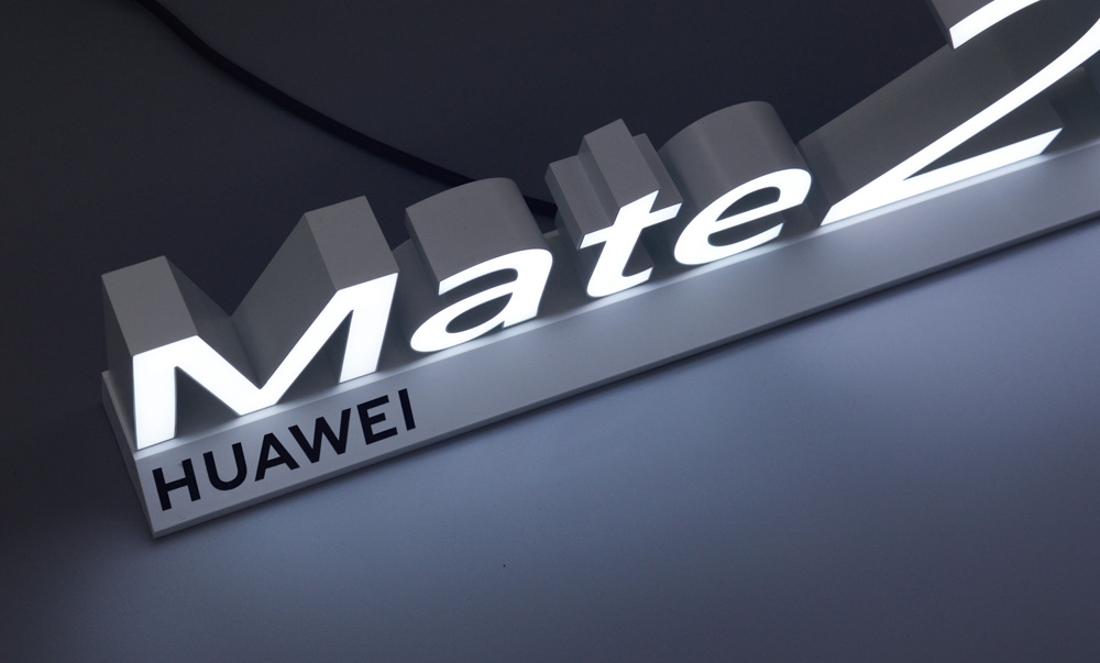 桌面臺上展示道具 —— HUAWEI Mate20